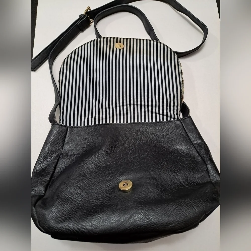 Faux Leather Crossbody Bag With Magnetic Closure    Size 11